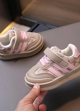 Стильні кроси для маленьких ніжок