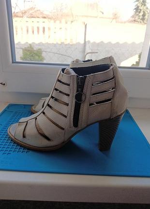 Кожаные босоножки