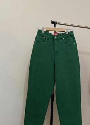 Джинсы мом