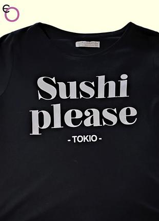 Черная женская футболка с надписью спереди