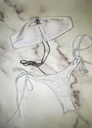 Белый раздельный женский купальник бандо на завязках стразы через шею бразилиана сборка