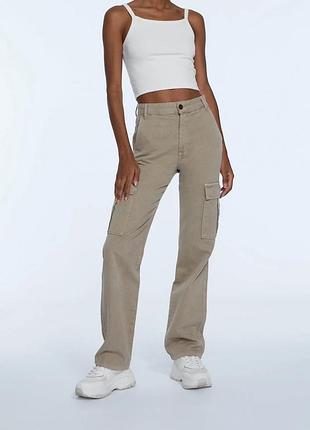 Бежеві штани карго stradivarius