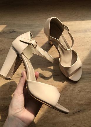 Нюдовые лакированные бежевые кожаные босоножки на широком каблуке
