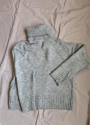 Женский свитер светло-серого цвета