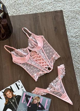 Невероятно нежный корсетный комплект белья розового цвета
