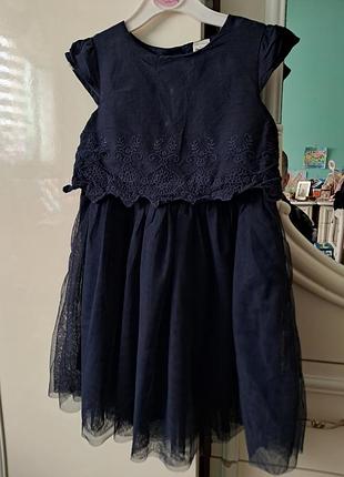 Стильное синее платье с кружевом