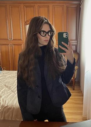 Дуже гарний темно-синій піджак з білою дрібною полоскою