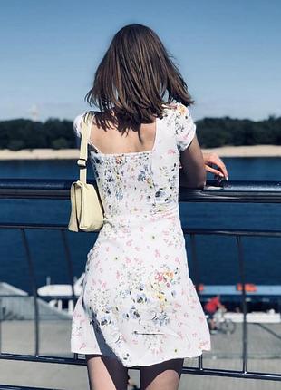 Платье белое в цветочный принт