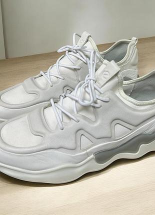 Белые кожаные кроссовки