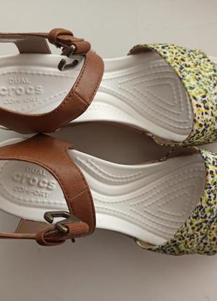 Босоножки crocs на танкетке