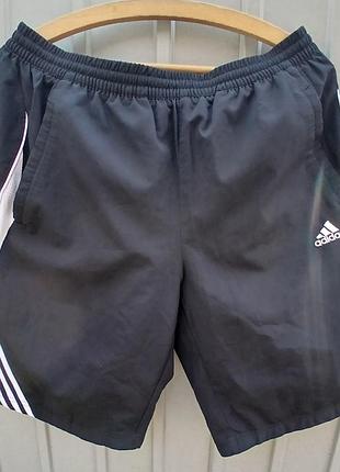 Чоловічі шорти adidas.