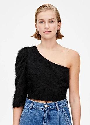 Пушистый топ на одно плечо