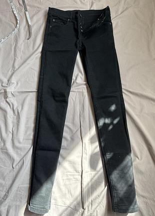 Чёрные джинсы с нашивкой-черепом, размер 28/34, slim fit