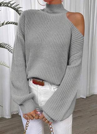 Стильный женский свитер с вырезом на плече и горловиной стойка