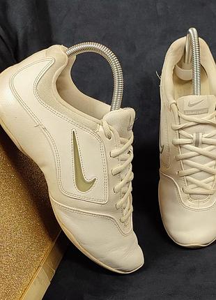 (99) nike sideline. жіночі кросівки,футзалки. розмір 39 устілки 25 см.