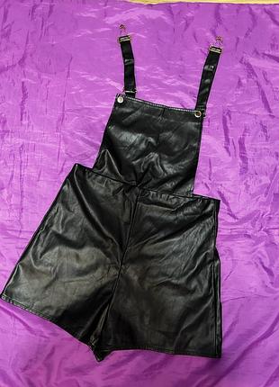 Женский комбинезон с подтяжками из эко кожи