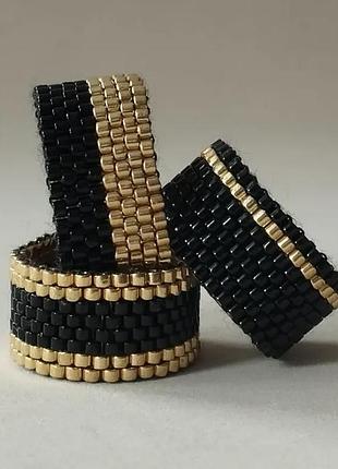 Широкие кольца из бисера черные с золотом