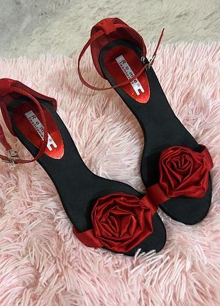 Каблуки босоніжки роза