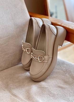 Кожаные бежевые лоферы