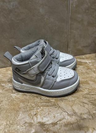 Високі кросівки