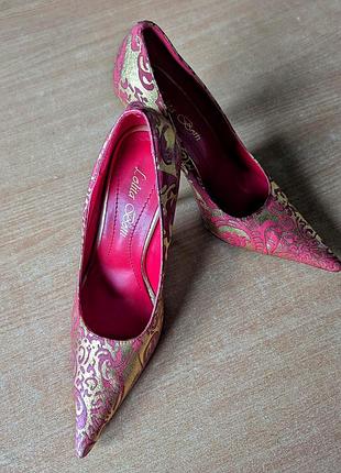 Туфли кожаные красного цвета с золотым орнаментом. новые.