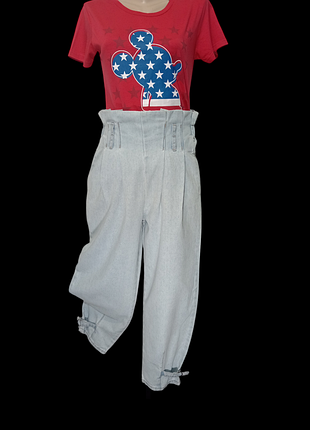 Джинсы - мом с высокой талией.