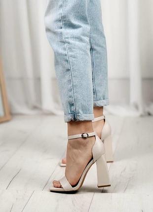 Босоножки на каблуке с ремешком с квадратным носком бежевые женские весна лето