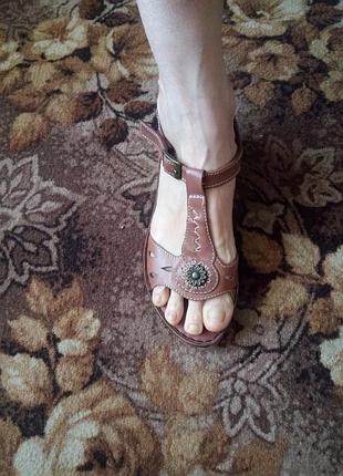 Кожаные женские босоножки tamaris.