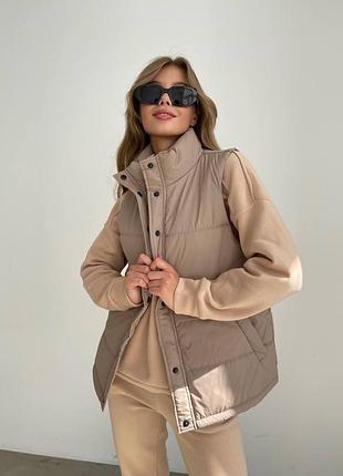 Теплая женская жилетка на силиконе классическая удобная безрукавка на кнопках