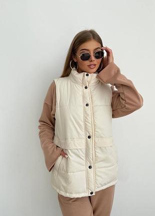 Теплая женская жилетка на силиконе классическая удобная безрукавка на кнопках