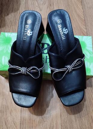 Босоніжки жіночі