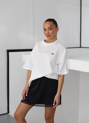 Женская базовая футболка оверсайз люкс качества удлиненная с нашивкой птичкой