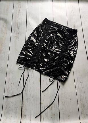 Чорна вінілова спідниця зі шнурівкою prettylittlething, чорна спідниця вініл на шнурівці