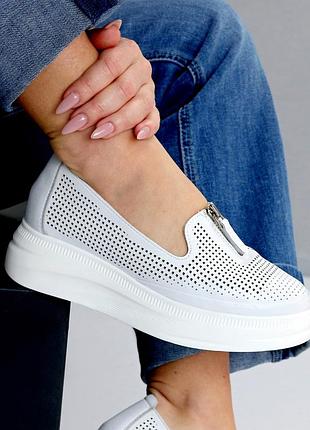 Дизайнерские мягкие кожаные белые слипоны с фигурной перфорацией 24049