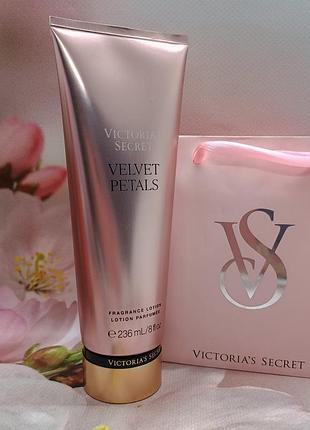 Парфюмированный, увлажняющий лосьон для тела и рук velvet petals victoria’s secret. новый дизайн!