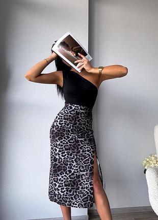 Трендовый женский костюм черная майка и юбка лео mil-360