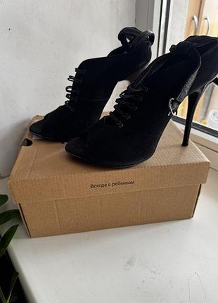 Босоніжки чорні