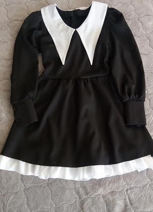 Женское платье с белым воротником