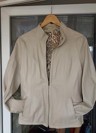 Кожаная курточка. при желании можно носить как двустороннюю.