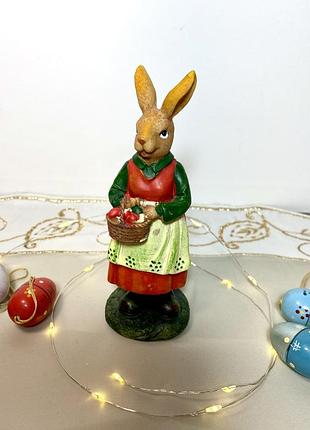 Вінтажна пасхальна фігурка „зайчикиха“.