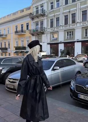 Чорний шкіряний тренч reserved на запах з поясом