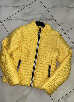 Демисезонная стеганная желтая женская куртка ветровка s (40-42) италия