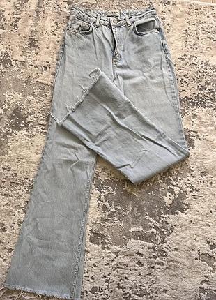 Світло-блакитні джинси