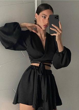 Жіночий літній костюм зі спідницею-шорти