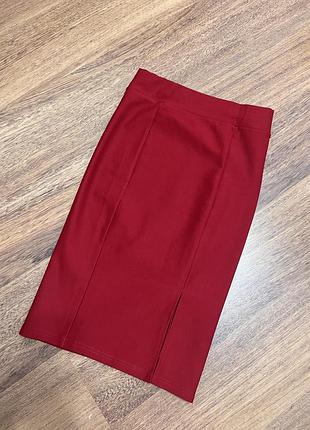 Червона спідниця олівець