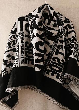 Графический и выразительный двусторонний шарф палантин