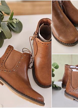 Класні брендові черевики для дівчинки 🤎