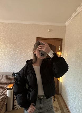Чорна укорочена куртка