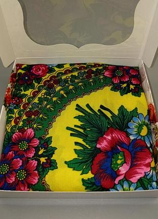 Платок желтого цвета с орнаментом винтажные цветы и колоски в подарочной коробке+подарок