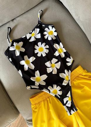Літній костюм боді на тонких бретельках з робамками у квіточку та жовта спідниця-шорти на високій посадці однотонна костюм яскравий стильний
